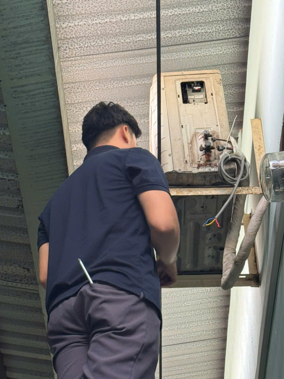 Vệ sinh dàn tản nhiệt máy lạnh để tiết kiệm điện tại TPHCM